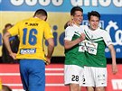 Luká Masopust (vlevo) slaví gól do sít Zlína v utkání 23. kola Synot ligy.