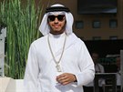 Lewis Hamilton v tradiní arabské rób ped Velkou cenou Bahrajnu.