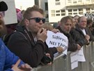 Tisíce Islanan vyly do ulic, chtjí rezignaci premiéra, který je figuruje v...
