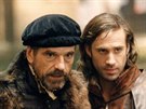 Jeremy Irons a Joseph Fiennes ve filmu Kupec benátský (2004)