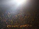 Fanouci Dortmundu dkují trenéru Jürgenu Kloppovi, který se na stadion vrátil...