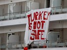 Demonstranti na ostrov Lesbos vyvsili transparent s nápisem Turecko není...