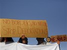 Demonstranti na ostrov Lesbos drí transparent s nápisem ádné hranice, ádné...