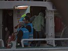 Pracovník evropské agentury Frontex vede bence do trajektu, který je má...