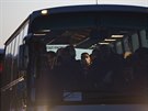 Benci pijeli autobusy do pístavu na eckém ostrov Lesbos. (4. 4. 2016)