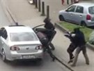 Belgití policisté bhem zásahu, pi kterém byl zaten Mohamed Abrini (8. dubna...