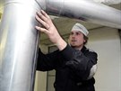 Po vy�i�t�n� kom�na mus� V�clav Juchelka je�t� v koteln� rozebrat kou�ovod a...