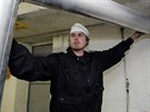 Po vy�i�t�n� kom�na mus� V�clav Juchelka je�t� v koteln� rozebrat kou�ovod a...