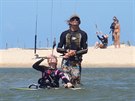 Zbyn�k Jan��k v brazilsk�m Cumbuco provozuje vlastn� kiteboardingovou �kolu....