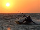 Zbyn�k Jan��k v brazilsk�m Cumbuco provozuje vlastn� kiteboardingovou �kolu....