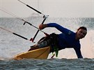 Zbyn�k Jan��k v brazilsk�m Cumbuco provozuje vlastn� kiteboardingovou �kolu....