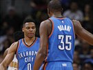 Russell Westbrook (vlevo) a Kevin Durant z Oklahoma City v duelu s Denverem.