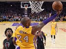 Kobe Bryant z LA Lakers zakonuje v derby s LA Clippers, sleduje ho DeAndre...