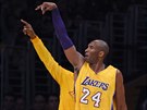 Kobe Bryant z LA Lakers se raduje z úspné trojky.