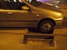 Jedno z aut zapadlo v Olomoucké ulici v Brn ve tvrtek veer.