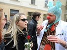 Ped Divadlem Bolka Polívky v Brn uspoádali oslavu klaun.