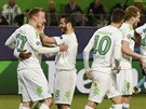 TY KLUKU IKOVNÁ! Fotbalisté Wolfsburgu oslavují gól Maxmiliana Arnolda (vlevo).