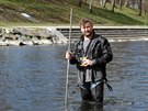 Ostravsk� hydrolog Jan Unucka v �ece Ostravici v Ostrav�.