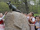 Slavnostn� odhalen� nov� sochy li�ky Bystrou�ky. Lid� u� ji mohou zase hladit...