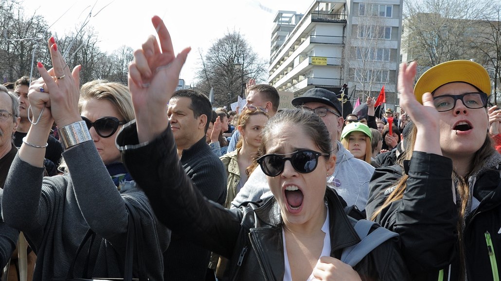 Poláci ve Var�av� demonstrovali proti návrhu zákona o dal�ím zp�ísn�ní zákazu...
