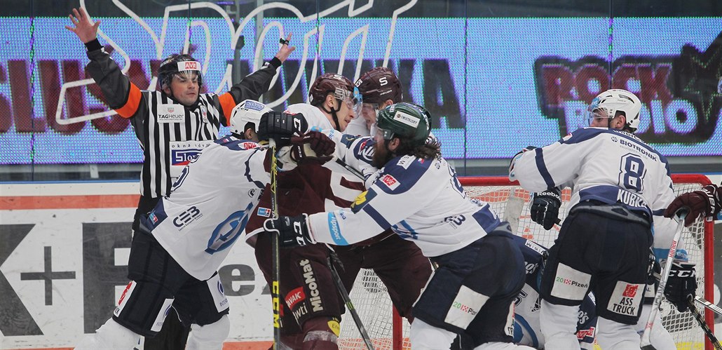 Momentka ze zápasu Plzn� se Spartou v semifinále hokejové extraligy