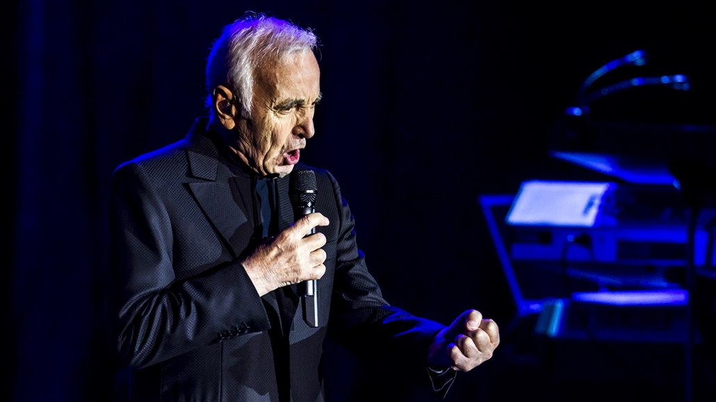 Charles Aznavour ve svých 93 letech vystoupí v Praze - iDNES.cz