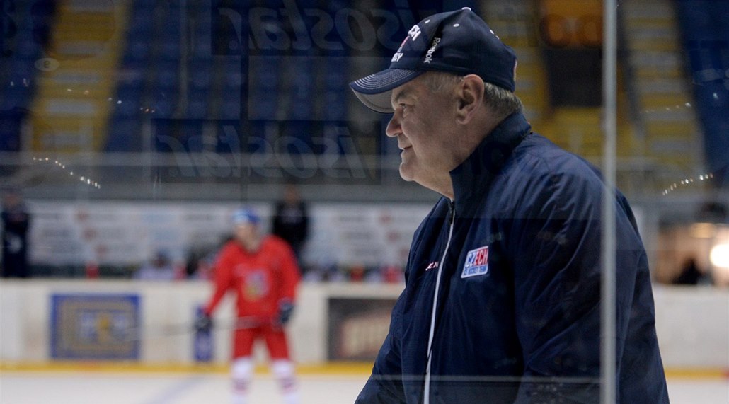 Kou� hokejové reprezentace Vladimír V�jtek vede trénink v Ústí nad Labem.