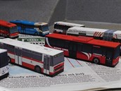 Modely autobus v pomru 1:100, které vytváí Jan astný.