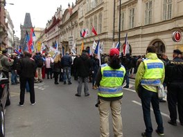 Demonstrace v prask Hybernsk ulici proti migran politice eska (9. duben...