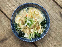 Pol�vka miso s b�l�mi houbami shimeji, enoki a hl�vou �st�i�nou