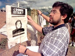 Pbuzn lid zmizelch za Pinochetovy diktatury v letech 1973-1990 demonstruj...