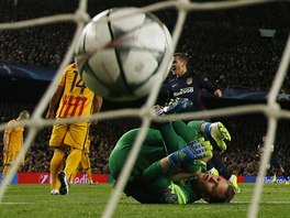 GL M je v st, barcelonsk brank Marc-Andre ter Stegen nedokzal chytit...