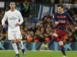 DV HVZDY. Cristiano Ronaldo (vlevo) a Lionel Messi bhem El Clsika.