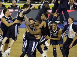 TAK SE RADUJÍ AMPIONI. Villanova slaví titul v NCAA. V napínavém finále...