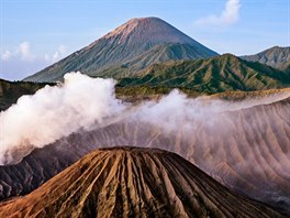 Jáva - asto fotografované sopky Bromo a Semeru na východ ostrova. Bromo je...