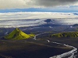 Maelifell, Island. Asi 200 metr vysoká sopka, vystupující na okraji na ledovce...