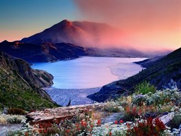 Mount St. Helens (Hora St. Helens) - stratovulkán v Kaskádovém pohoí ve stát...