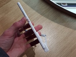 Huawei P9 je velmi tenký pístroj. Boky mají zabrouené hrany. Ve výsledku ale...