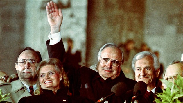 Zleva: Hans Dietrich Genscher, Hannelore Kohlov, Helmut Kohl a Richard von Weizscker na oslavch znovusjednocen Nmecka (3. jna 1990)