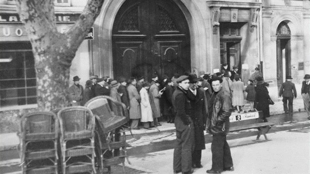 Uprchl�ci �ekaj�c� na v�za p�ed americk� konzul�tem v�Marseille. Podzim 1940.