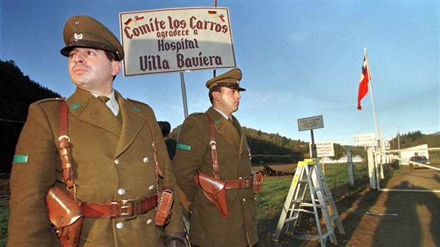 Chilská policie u bran Colonia Dignidad (23. května 1997)
