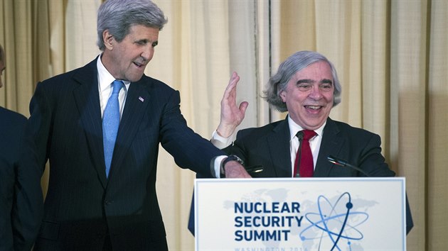 Americk ministr zahrani John Kerry a ministr energetiky  Ernest Moniz na summitu o jadern bezpenosti (31.3.2016).