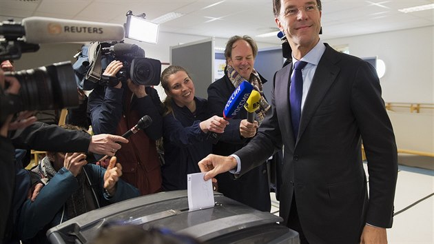 Premir Mark Rutte vhazuje lstek do volebn urny (6. dubna 2016)