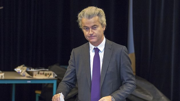 Pedseda Strany pro svobodu Geert Wilders vhazuje lstek do volebn urny (6. dubna 2016)