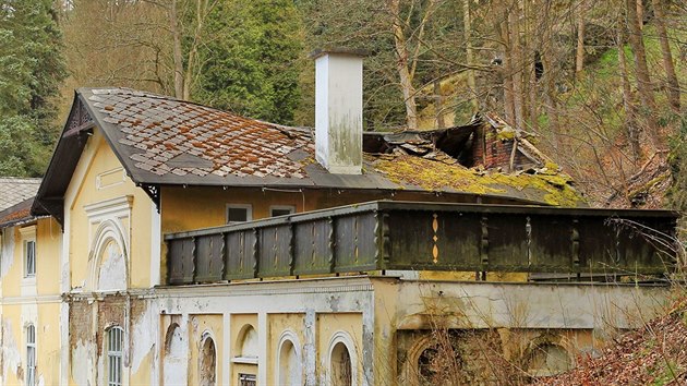 Emprov restaurace v arelu lzn Kyselka, jej stecha se v zim propadla.