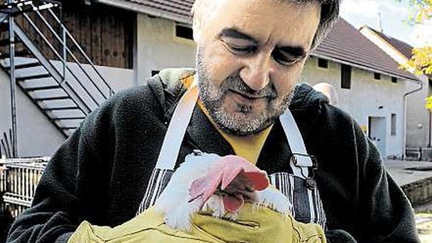 Petr Dobr� je zakladatelem kampan� Slepice v nouzi.