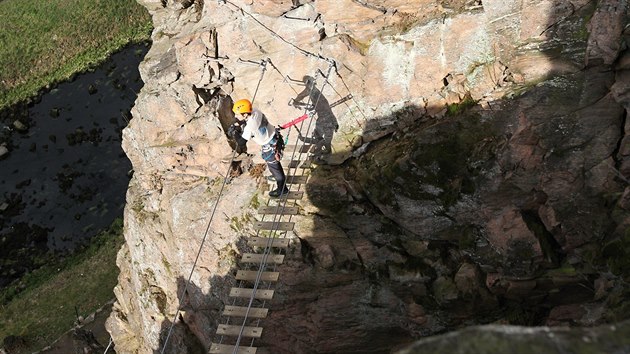 Ve skalách u řeky Svratky vytvořili horolezci dvě stezky zajištěné ocelovým lanem. Jsou určeny hlavně méně zkušeným lezcům. Reportéry iDNES.cz po nich provedl horolezec Tomáš Koutský.