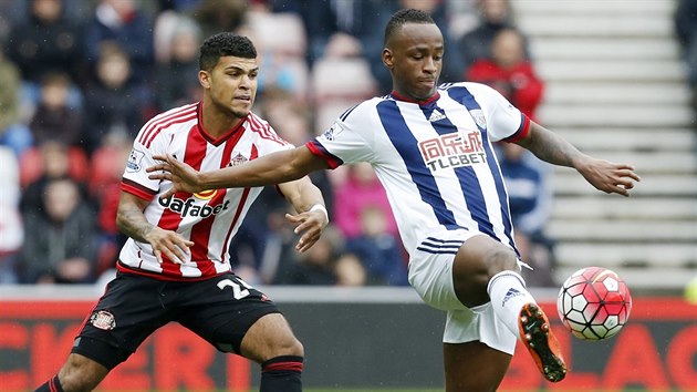 tonk West Bromwiche Saido Berahino (vpravo) v souboji s DeAndre Yedlinem ze Sunderlandu.