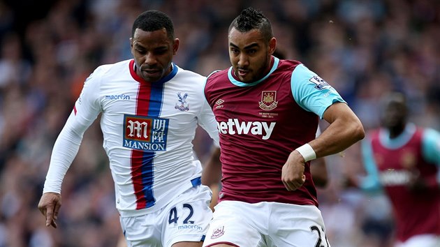 KOMETA WEST HAMU V AKCI. Dimitri Payet v dresu West Hamu pihrv m ped soupeem z Crystal Palace v podob Jasona Puncheona.