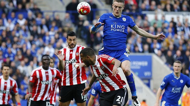 Jamie Vardy z Leicesteru ve vzdunm souboji s Ryanem Bertrandem, zadkem Southamptonu.